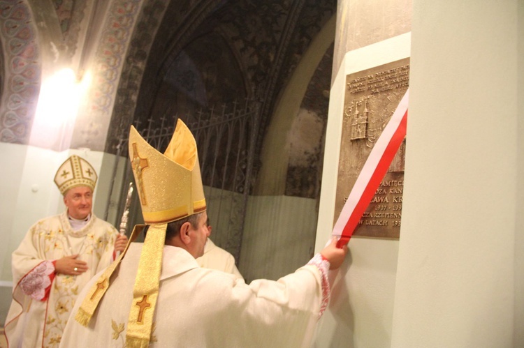 Poświęcenie tablicy pamiątkowej ks. Krzemienia w Rzepienniku Biskupim