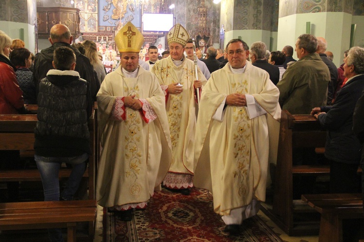 Poświęcenie tablicy pamiątkowej ks. Krzemienia w Rzepienniku Biskupim