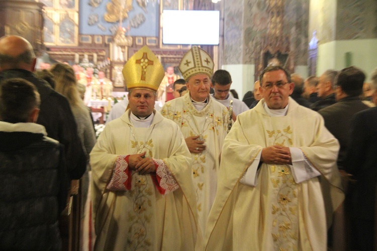 Poświęcenie tablicy pamiątkowej ks. Krzemienia w Rzepienniku Biskupim