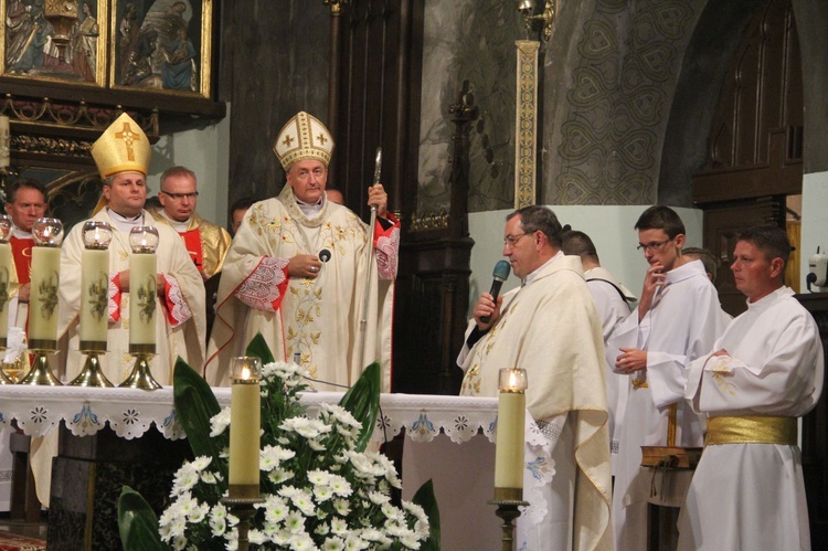 Poświęcenie tablicy pamiątkowej ks. Krzemienia w Rzepienniku Biskupim