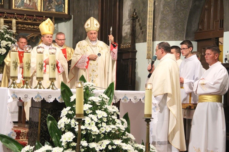 Poświęcenie tablicy pamiątkowej ks. Krzemienia w Rzepienniku Biskupim