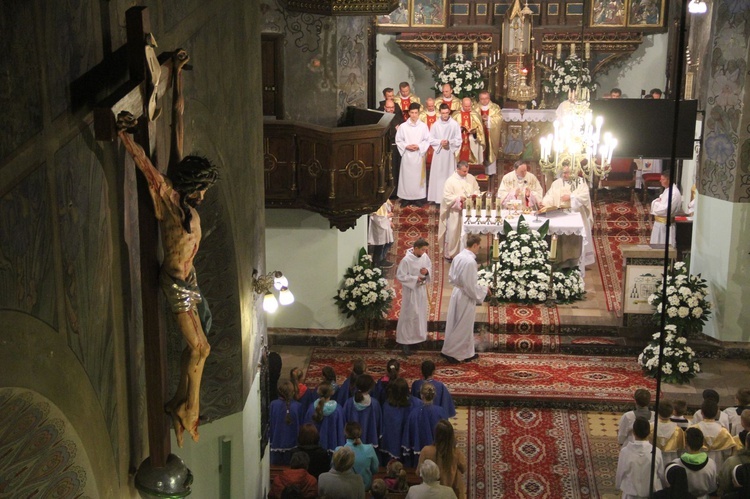 Poświęcenie tablicy pamiątkowej ks. Krzemienia w Rzepienniku Biskupim