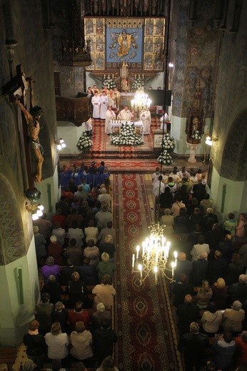 Poświęcenie tablicy pamiątkowej ks. Krzemienia w Rzepienniku Biskupim