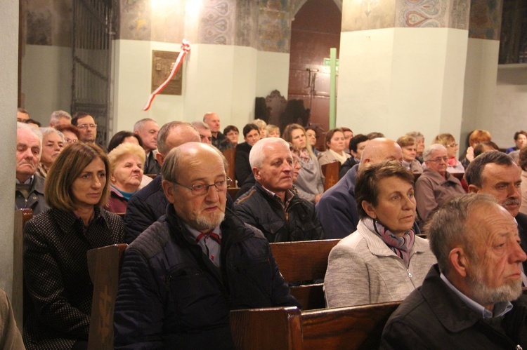 Poświęcenie tablicy pamiątkowej ks. Krzemienia w Rzepienniku Biskupim