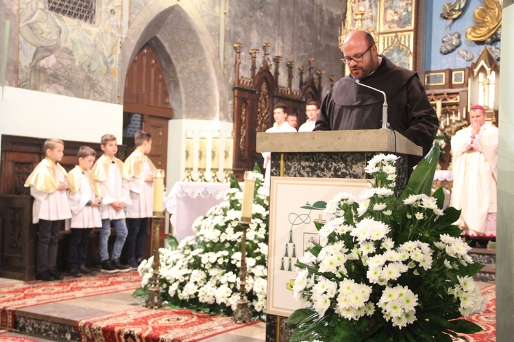 Poświęcenie tablicy pamiątkowej ks. Krzemienia w Rzepienniku Biskupim