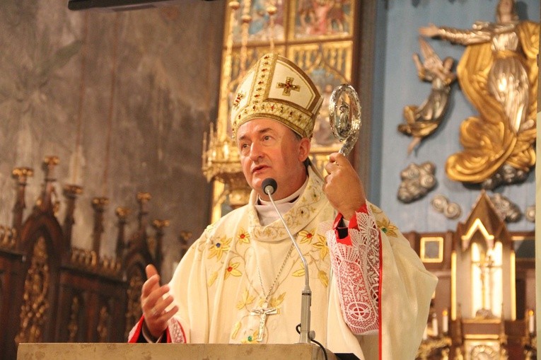 Poświęcenie tablicy pamiątkowej ks. Krzemienia w Rzepienniku Biskupim