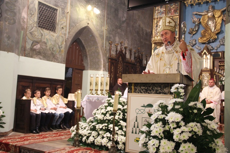 Poświęcenie tablicy pamiątkowej ks. Krzemienia w Rzepienniku Biskupim