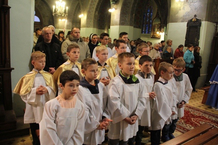 Poświęcenie tablicy pamiątkowej ks. Krzemienia w Rzepienniku Biskupim