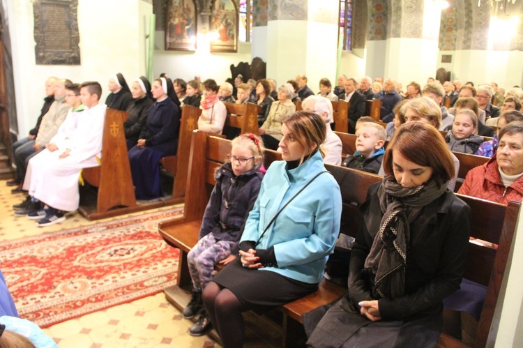 Poświęcenie tablicy pamiątkowej ks. Krzemienia w Rzepienniku Biskupim