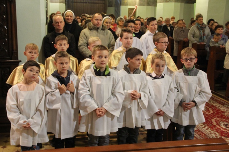 Poświęcenie tablicy pamiątkowej ks. Krzemienia w Rzepienniku Biskupim