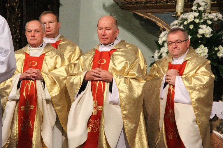 Poświęcenie tablicy pamiątkowej ks. Krzemienia w Rzepienniku Biskupim