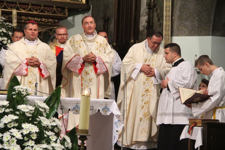 Poświęcenie tablicy pamiątkowej ks. Krzemienia w Rzepienniku Biskupim