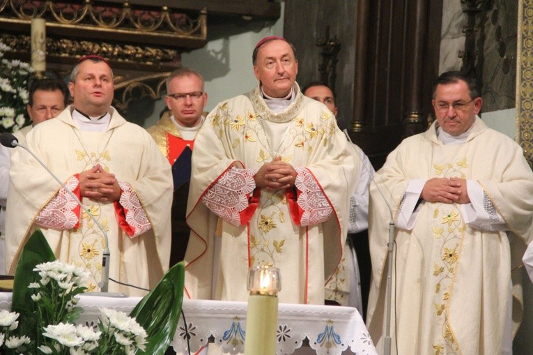 Poświęcenie tablicy pamiątkowej ks. Krzemienia w Rzepienniku Biskupim