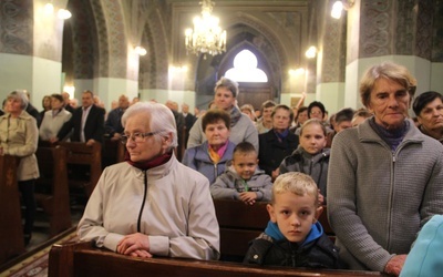 Poświęcenie tablicy pamiątkowej ks. Krzemienia w Rzepienniku Biskupim