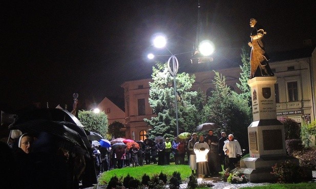 Po Mszy św. jej uczestnicy modlili się pod pomnikiem św. Józefa Bilczewskiego na wilamowickim rynku