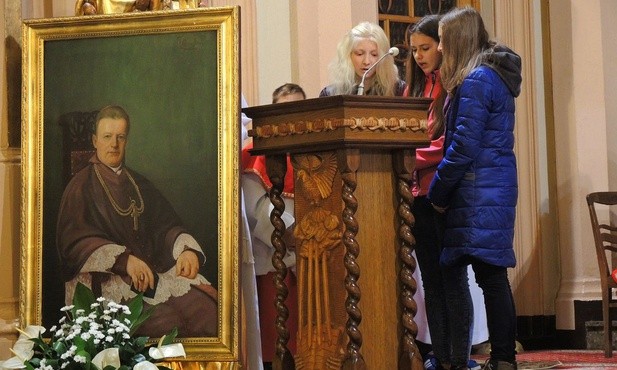 W liturgię odpustową w Wilamowicach włączyli się młodzi ze szkoły, której patronuje św. Józef Bilczewski