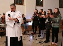 Rozważania dla młodych poprowadził ks. Mariusz Krycia. Towarzyszył mu parafialny zespół