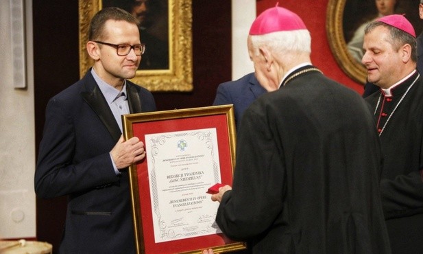 Nagrodę dla redakcji "Gościa Niedzielnego" odebrał redaktor naczelny ks. dr Adam Pawlaszczyk