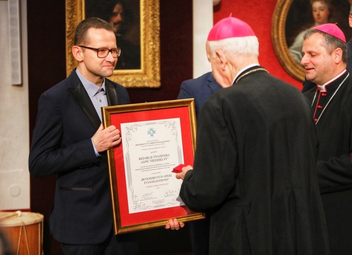 Nagrodę odbiera ks. Adam Pawlaszczyk, redaktor naczelny "Gościa Niedzielnego"