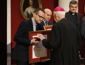 Wyróżnienie odebrał ks. Adam Pawlaszczyk, redaktor naczelny GN