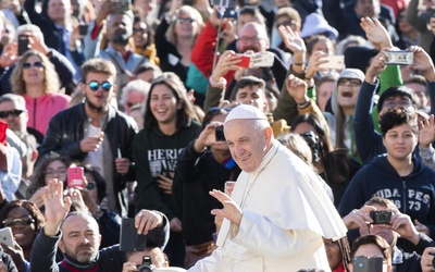 Papież podarował młodzieży na synodzie DOCAT