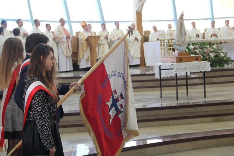 Poczet sztandarowy KSM DR podczas Mszy św. jubileuszowej