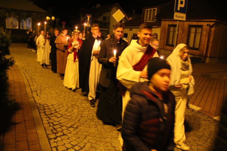 Pochód ze świętymi w Bobowej