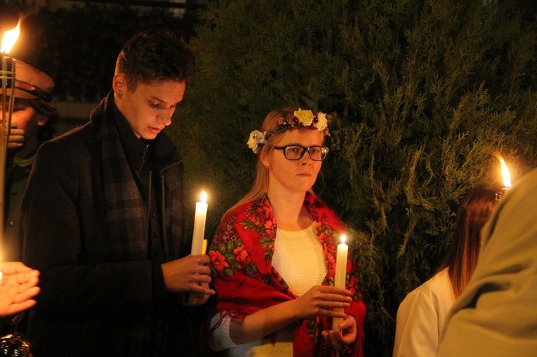 Pochód ze świętymi w Bobowej