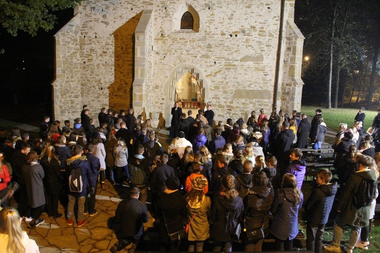 Pochód ze świętymi w Bobowej