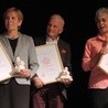 Laureaci nagród bielsko-żywieckiej Caritas. Od lewej - Anna Suchanek, jan Jurczyk i Danuta Tomczyk-Ściga