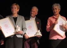 Laureaci nagród bielsko-żywieckiej Caritas. Od lewej - Anna Suchanek, jan Jurczyk i Danuta Tomczyk-Ściga