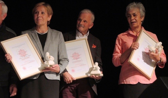 Laureaci nagród bielsko-żywieckiej Caritas. Od lewej - Anna Suchanek, jan Jurczyk i Danuta Tomczyk-Ściga