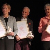 Laureaci nagród bielsko-żywieckiej Caritas. Od lewej - Anna Suchanek, jan Jurczyk i Danuta Tomczyk-Ściga