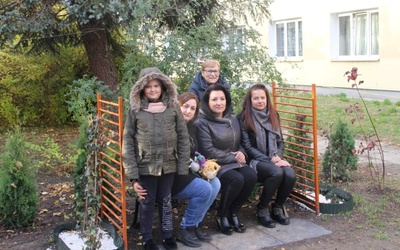 Na zielonej ławeczce siedzą (trzecia od prawej) Aneta Rola i (druga od prawej) Jadwiga Wiecheć