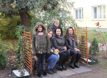 Na zielonej ławeczce siedzą (trzecia od prawej) Aneta Rola i (druga od prawej) Jadwiga Wiecheć