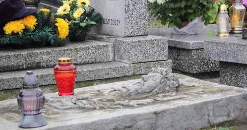 Odwiedzając 1 listopada groby bliskich, nie zapomnijmy o uczestnictwie w Mszy św.