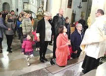 Do błogosławiącego kapłana ustawiła się długa kolejka.