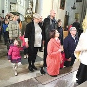 Do błogosławiącego kapłana ustawiła się długa kolejka.