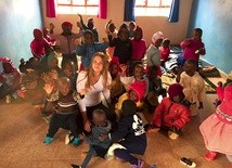 Wolontariuszka w otoczeniu kenijskich dzieci.