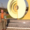 Stanisław Cisak ponad 50 lat temu nadzorował wykonanie pomnika w centrum miejscowości.