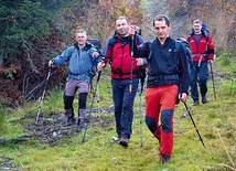 Uczestnicy wyprawy na górskim szlaku.