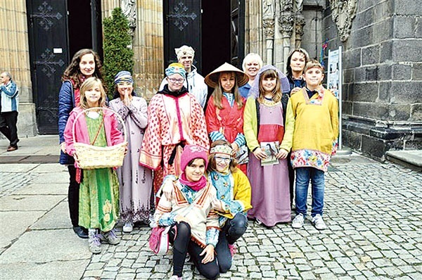 Dzieci kwestujące pod świdnicką katedrą były przebrane w stroje etniczne z różnych krajów.