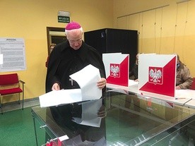 Swój głos oddał także bp Ignacy Dec.