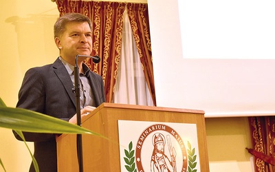 Grzegorz Górny w czasie wykładu dla młodzieży.