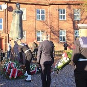 Mieszkańcy Pomorza pamiętają o bohaterskich duchownych. Tutaj składanie kwiatów przy pomniku bł. ks. Bronisława Komorowskiego.