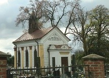 Kaplica – grobowiec rodziny Duniewskich, dawnych właścicieli majątku Podzamcze.