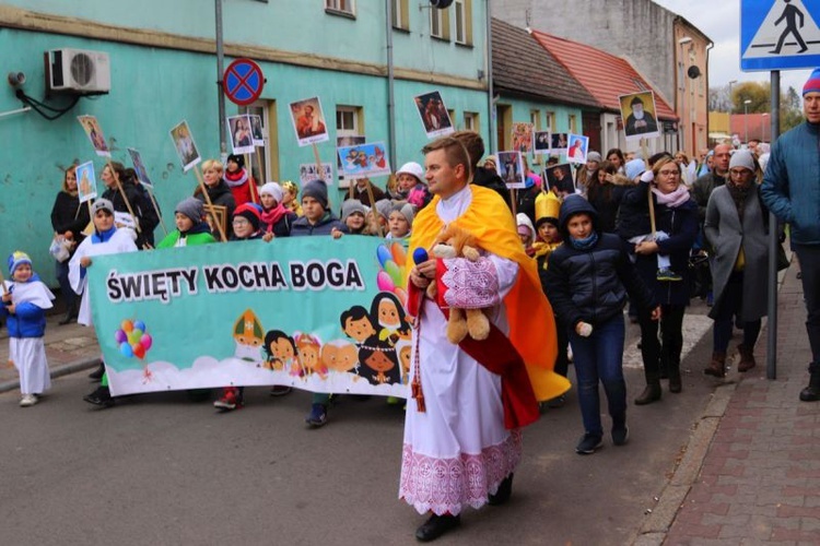 Marsz i bal Wszystkich Świętych w Drezdenku