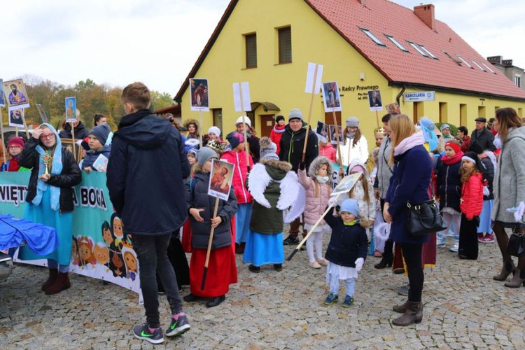 Marsz i bal Wszystkich Świętych w Drezdenku