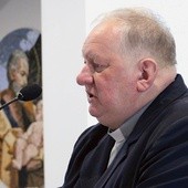 Ks. dr hab. Jan Radkiewicz, profesor Uniwersytetu Szczecińskiego, jest wykładowcą teologii dogmatycznej w Wyższym Seminarium Duchownym w Paradyżu oraz Instytucie Filozoficzno-Teologicznym im. Edyty Stein.  Na zdjęciu: wykład podczas dorocznego sympozjum dogmatycznego.