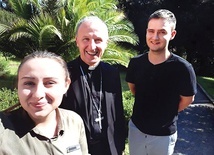 Przedstawiciele  naszej diecezji byli  w Wiecznym Mieście  od 11 do 20 października. Na zdjęciu: Kasia Pypka i Mateusz Kowalik z bp. Markiem Solarczykiem, który jest odpowiedzialny w Polsce za duszpasterstwo młodzieży. 